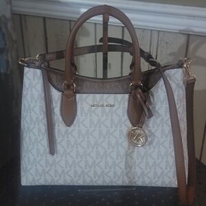 Authentic Michael Kors Austen Shoulder bag. Brand new